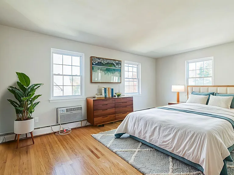 412 N Jackson St — Photo 4