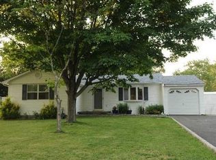 5 Hilltop Ln, Ridge, NY 11961