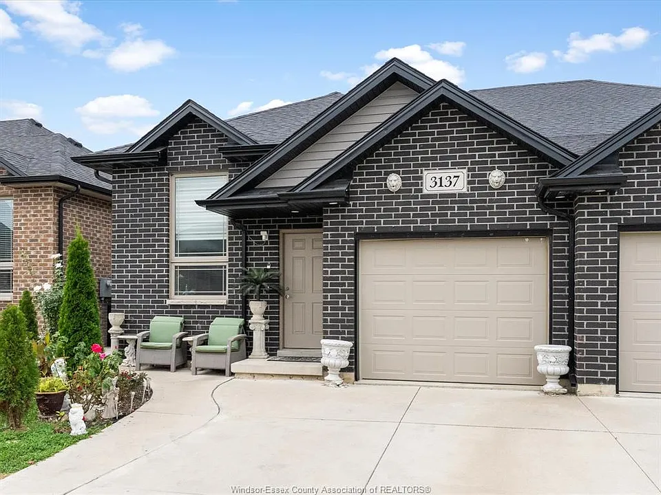 3137 Viola Cres