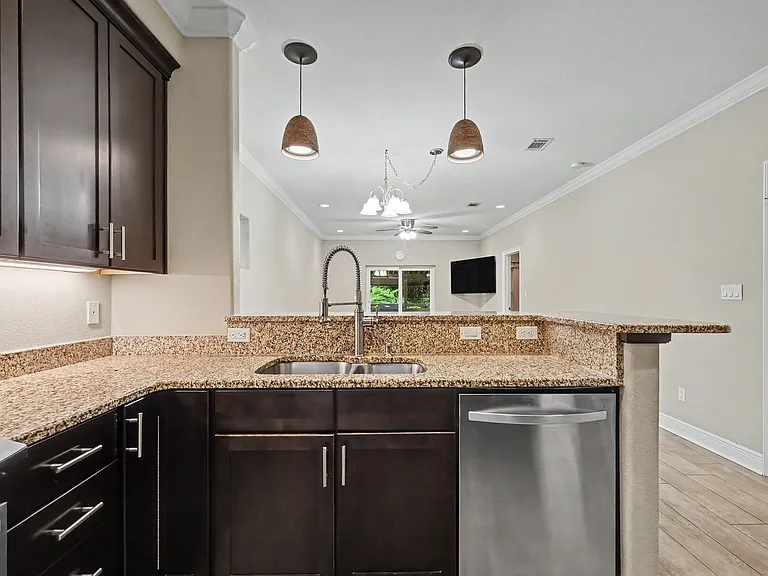 490 Soundview Ct — Photo 9