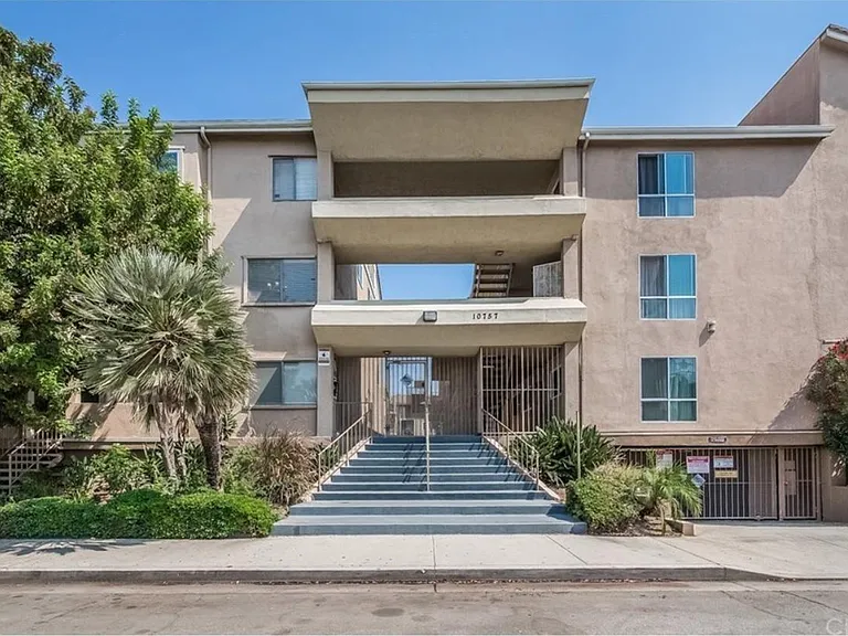 10757 Hortense St — Photo 19