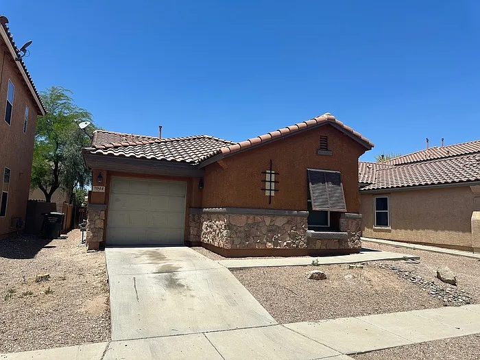 3 bed, 2.0 bath, 1295 sqft, $1,600 — Photo 1