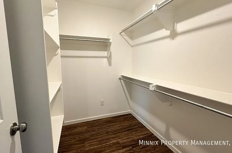 2033 Kenwood Ave — Photo 12