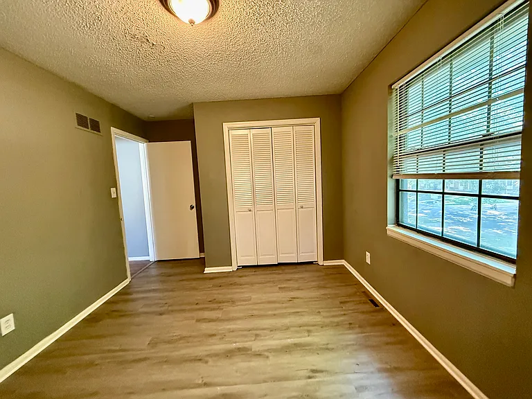 317 NW Highland Ln — Photo 13