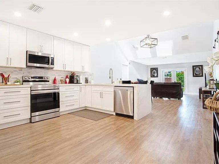 10048 SW 16th St #10048 — Photo 3