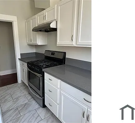 1783 N Gower St — Photo 6