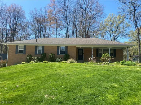 734 Sleepy Hollow Dr, Uniontown, OH 44685