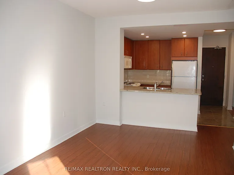 85 Bloor St E #913 — Photo 5