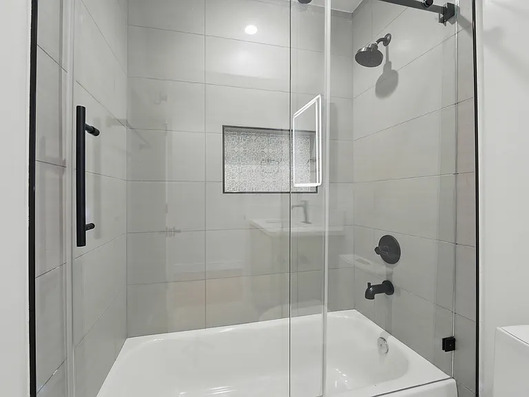 8236 1/2 Blackburn Ave — Photo 30