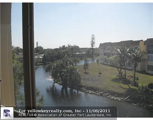 Building Photo - 3050 Sunrise Lakes Dr E