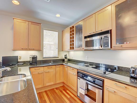 3rd image of 314 E Mallory Circle #314
