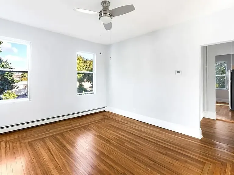 498 Washington St — Photo 3