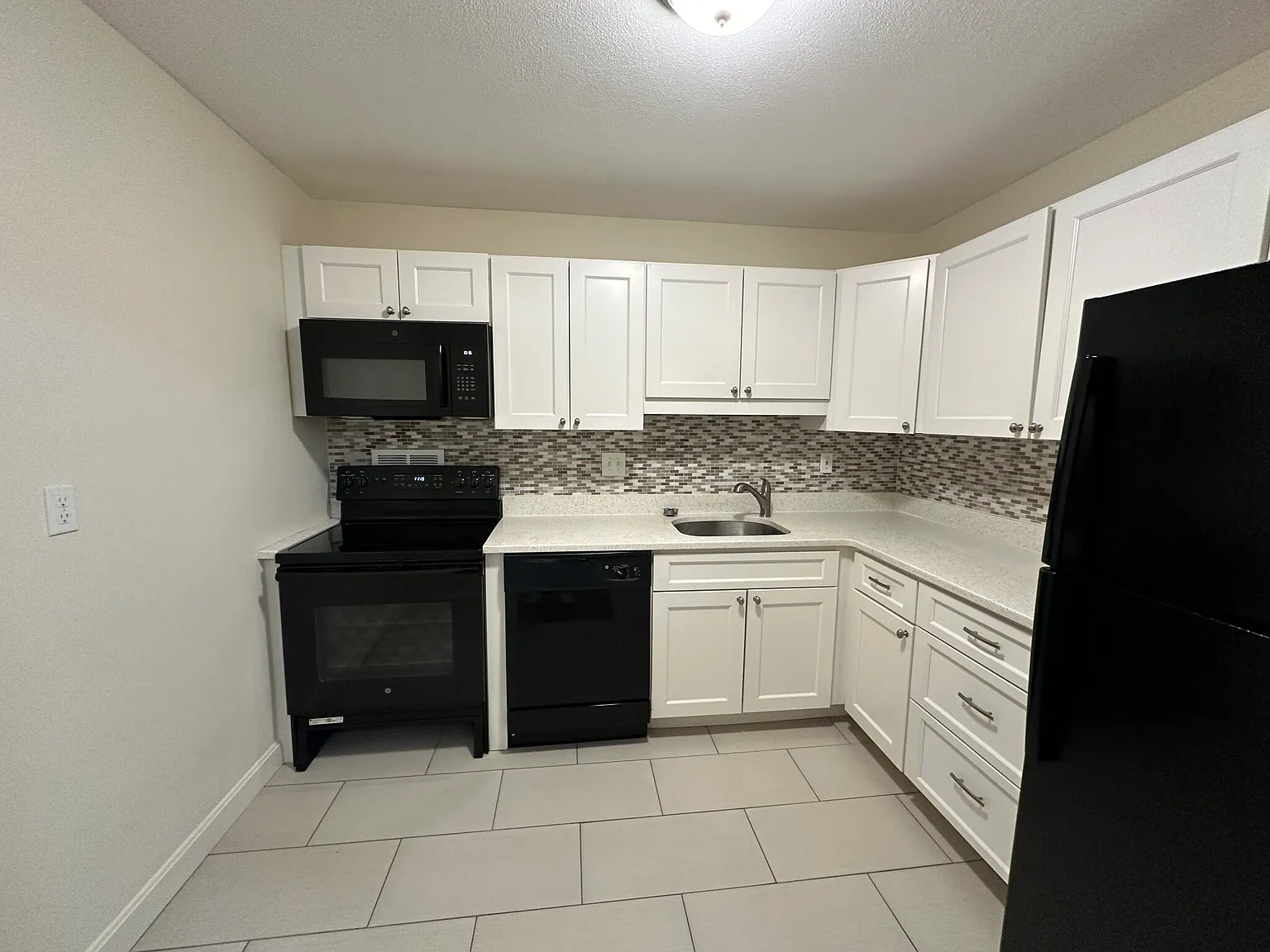 3 bed, 2.0 bath, $5,000 — Photo 2
