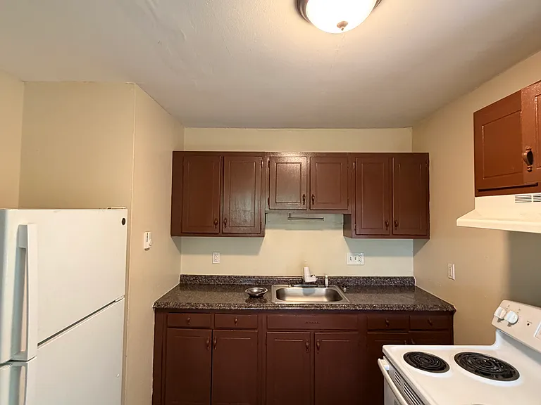 240 Sheffield Ave #B1 — Photo 3