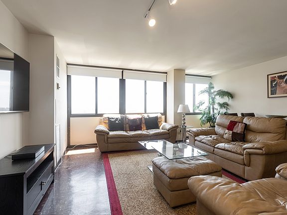 3rd image of 4800 S Lake Park Ave APT 1810