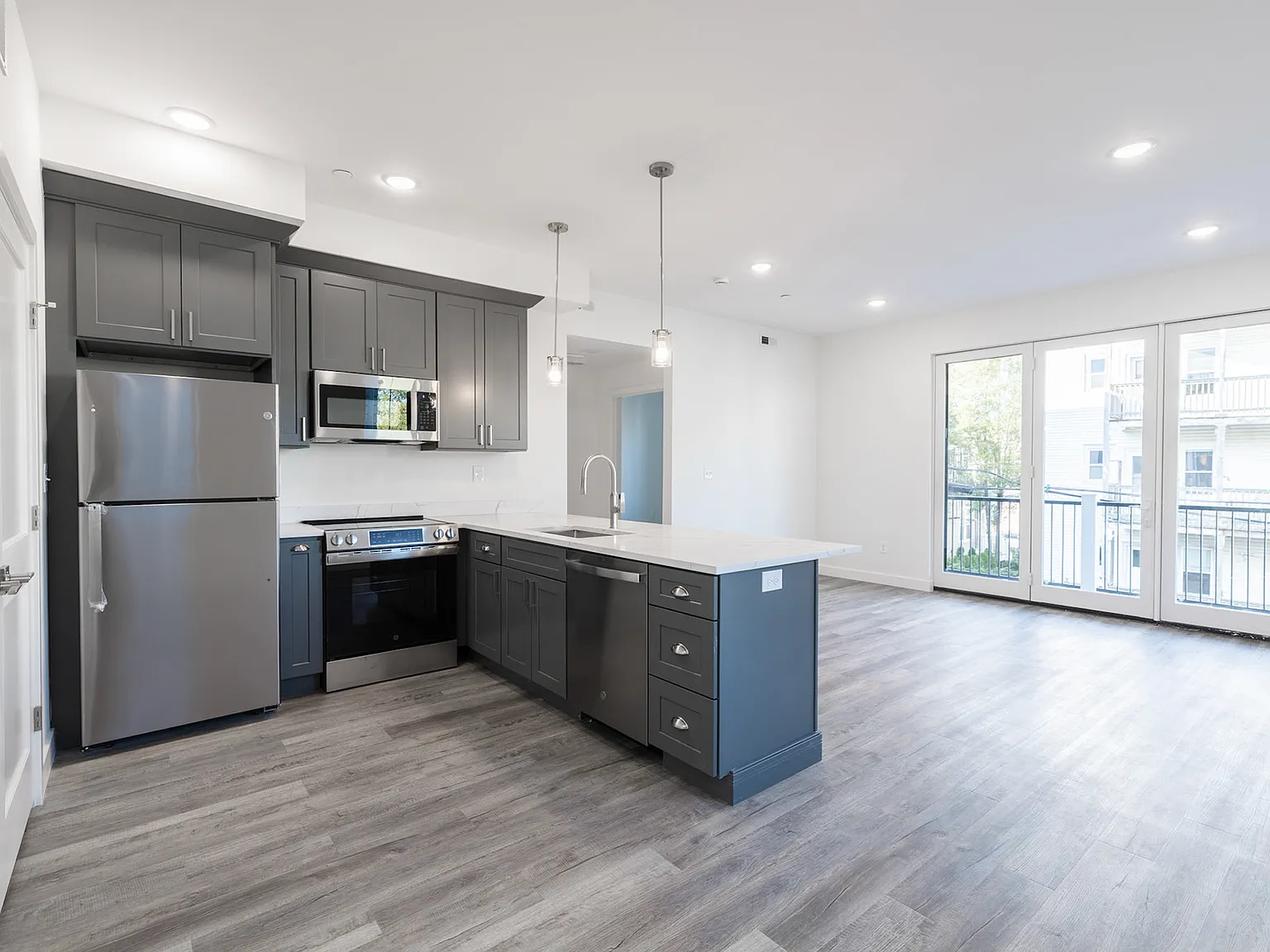 2 bed, 900 sqft, $3,400 — Photo 2