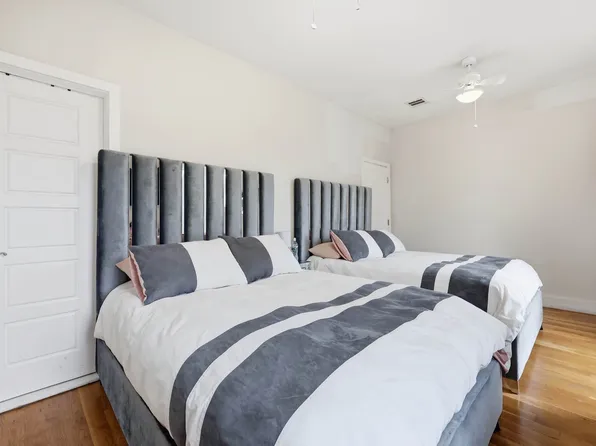 918 East 32nd Street image 9 of 24