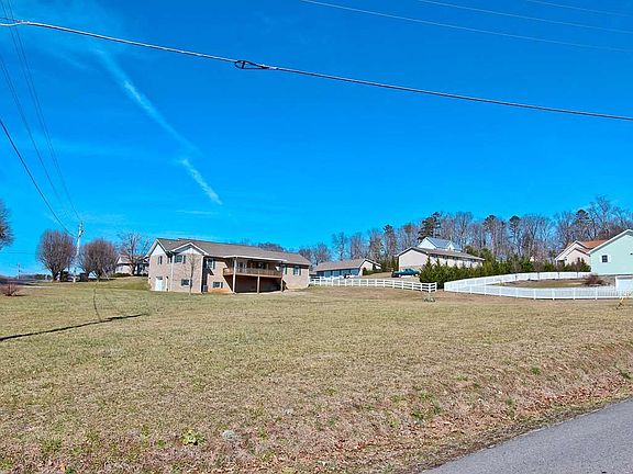 3rd image of 208 Golf Club Dr