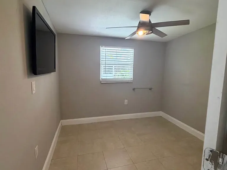 11100 NE 12th Ave — Photo 5