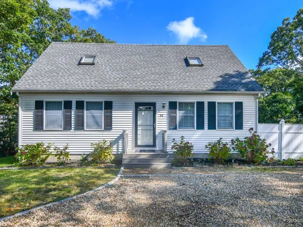 66 Forest Ave, Oak Bluffs, MA 02557