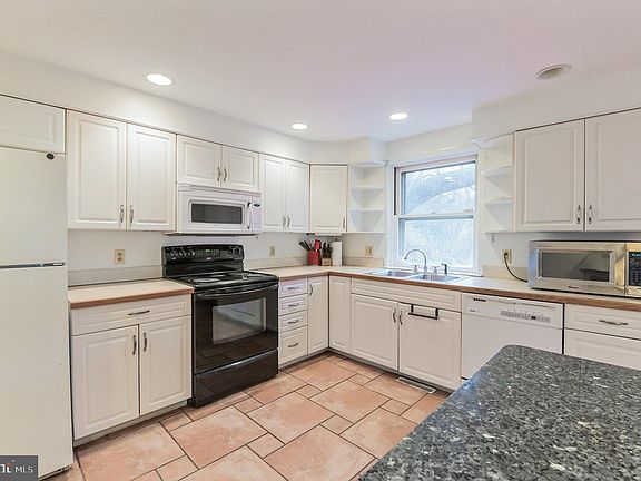 3rd image of 11 Hilldale Dr