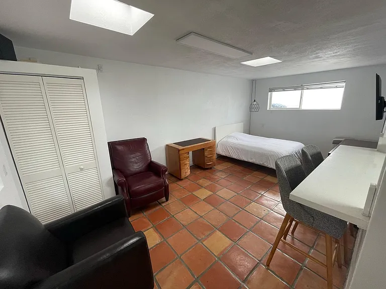2550 Montgomery Studio — Photo 9
