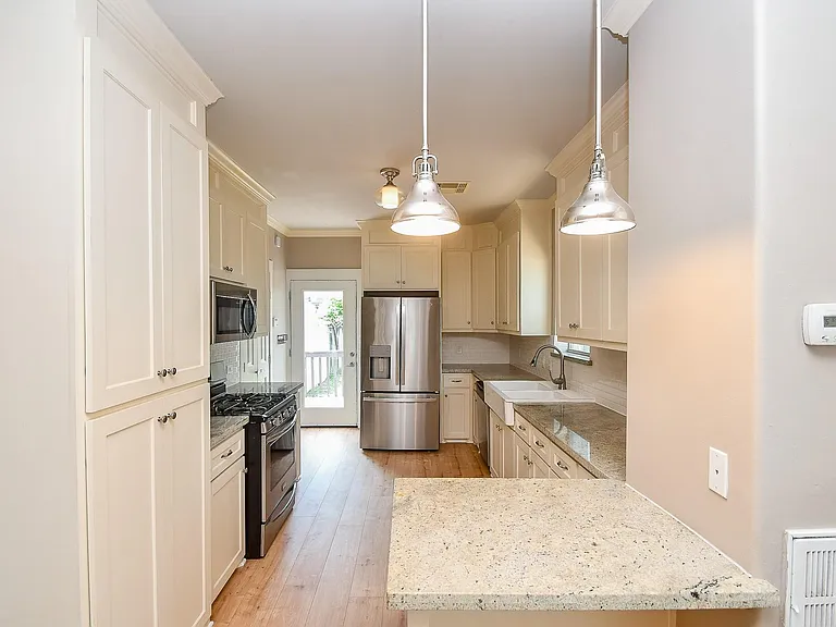 1307 Walton St — Photo 9