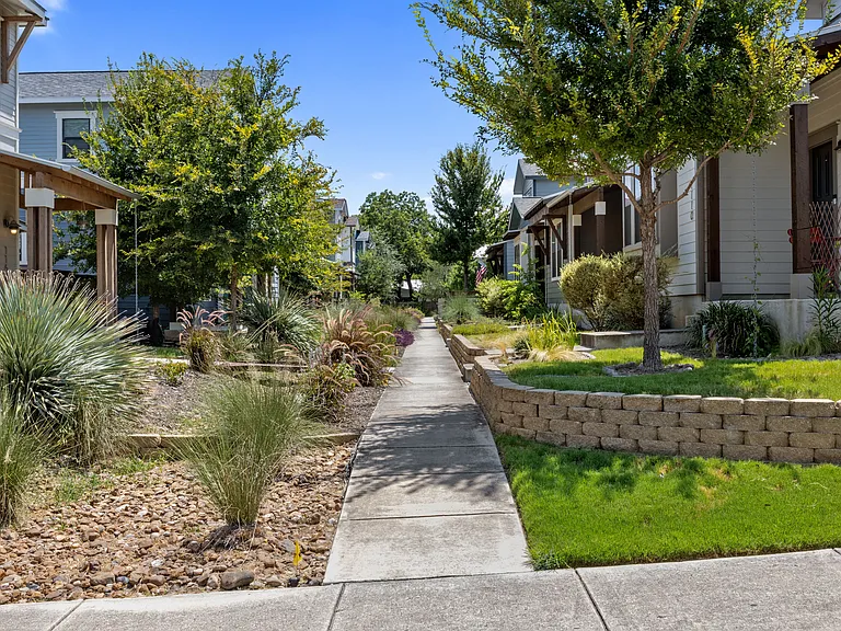 1114 N Olive St — Photo 30