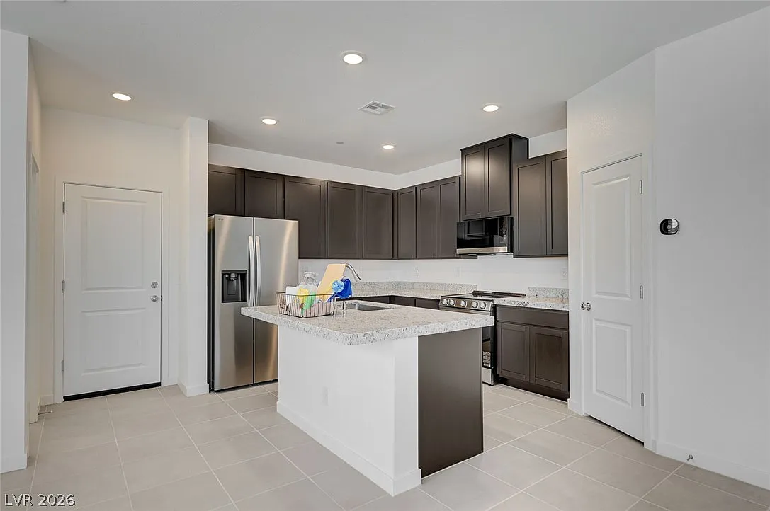 3 bed, 2.5 bath, 1479 sqft, $2,090 — Photo 3