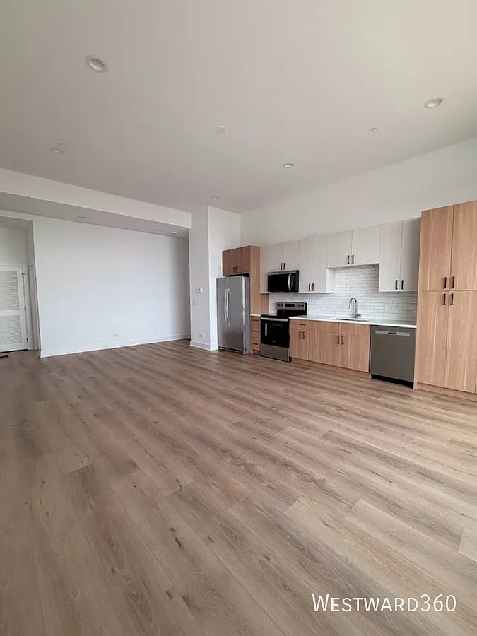 Building Photo - 1320 S Ashland Ave #201