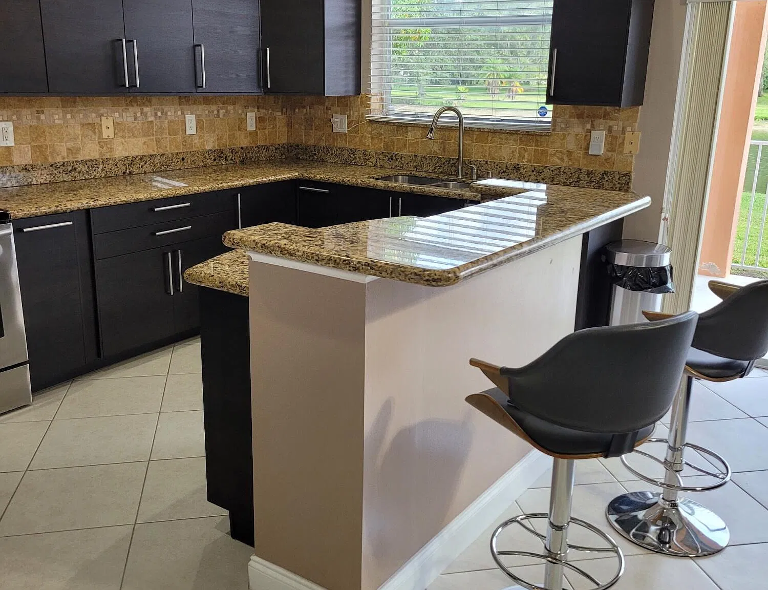 3 bed, 2.0 bath, 1864 sqft, $3,500 — Photo 3