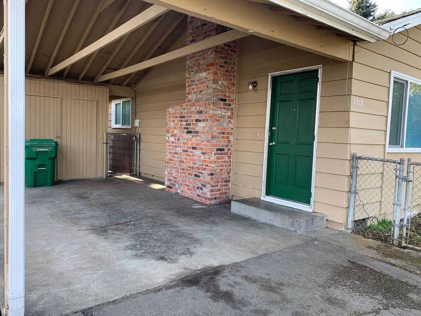 Cozy and quiet 3 bed 1 bath rambler in South Seattle — Photo 2