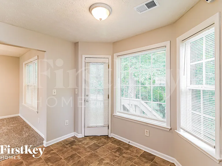 8012 Mustang Ln — Photo 5