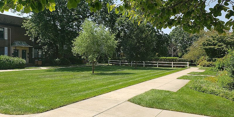 2nd image of 69 -69 E .park Dr. #2