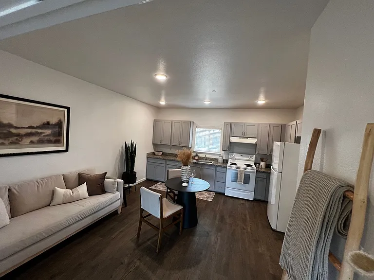 864 Pioneer St — Photo 24