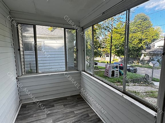 3rd image of 920 Durand St