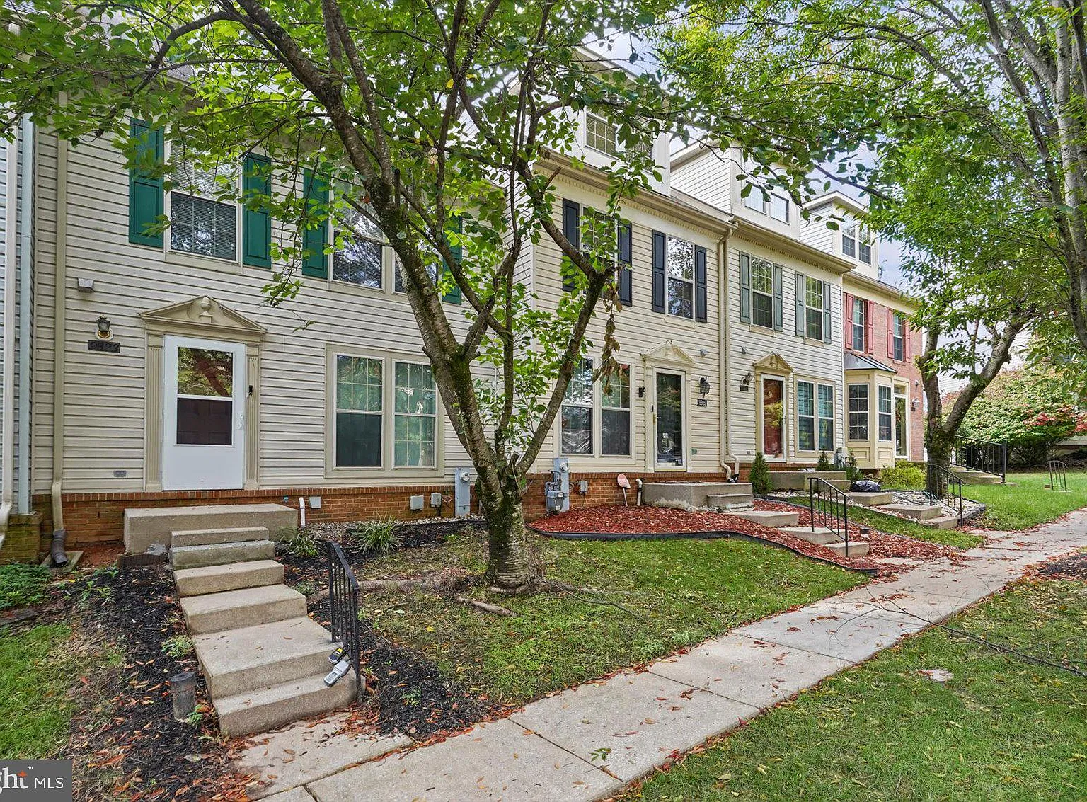 3 bed, 2.5 bath, 1820 sqft, $3,000 — Photo 2