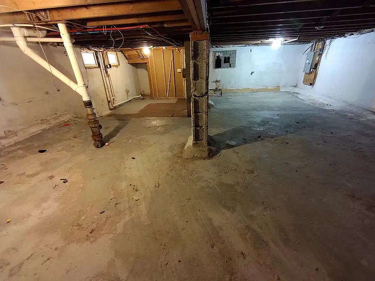 748 Russell St — Photo 22