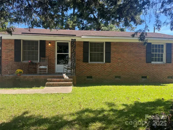 512 Produce Market Rd, Laurinburg, NC 28352