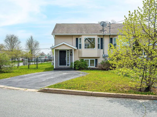 18 Batten Cres, Middle Sackville, NS B4E 3G6