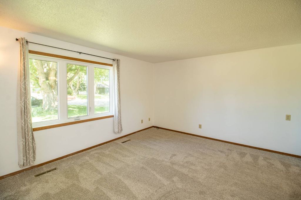 557 5th St NW, Sioux Center, IA - View 5