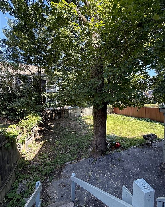 2nd image of 30 Townsend St