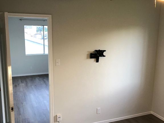 4th image of 119 W Hillsdale St APT B