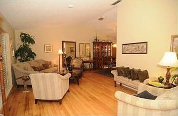 2nd image of 912 Versailles Cir