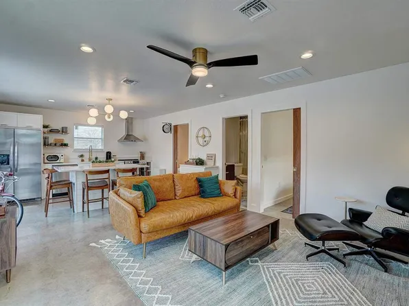 53 E Lake Dr, Medicine Park, OK 73557