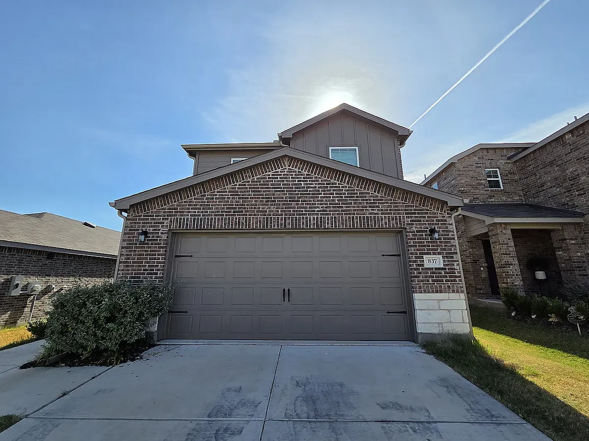 3 bed, 2041 sqft, $2,300 — Photo 1