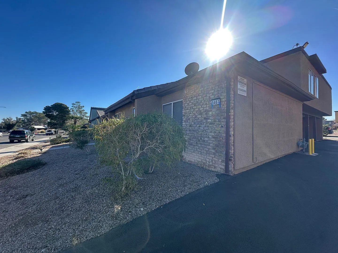 2 Bedroom Upstairs Condo with Bonus Room Near UNLV! — Photo 2