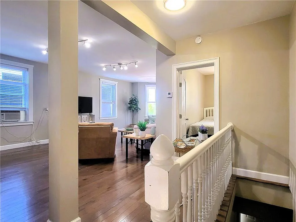 2 bed, 1.0 bath, 900 sqft, $2,500 — Photo 3