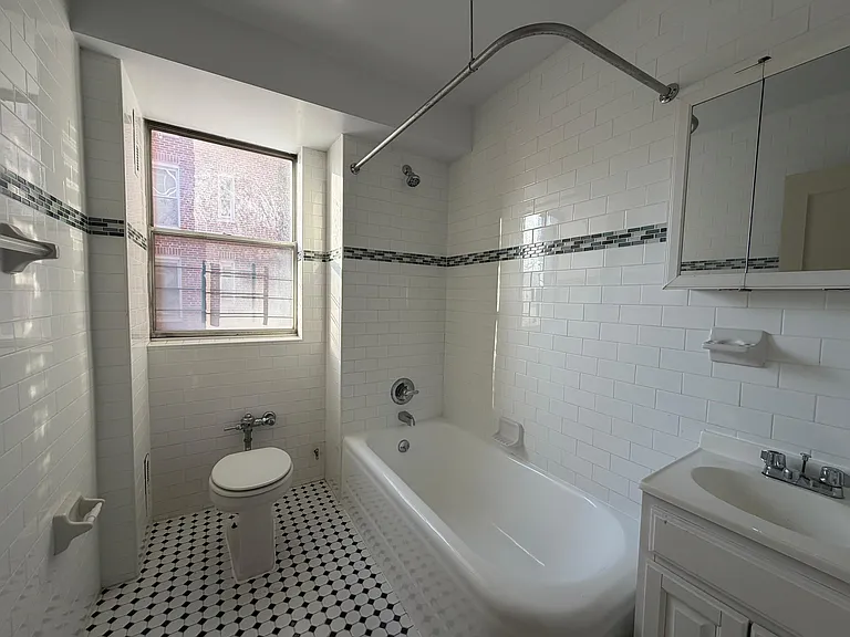 7200 Ridge Blvd #110 — Photo 6