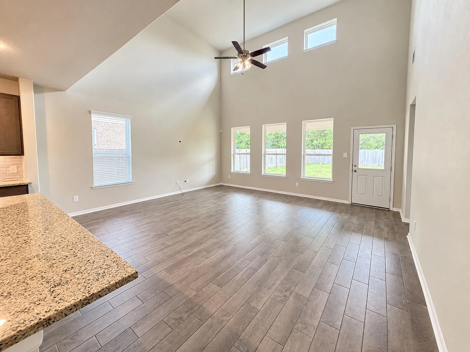 4 bed, 2.5 bath, 2786 sqft, $2,600 — Photo 2